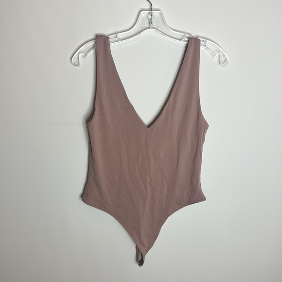 Aritzia Contour V Neck Body Suit (L) Color: Light Muave - Picture 2 of 4